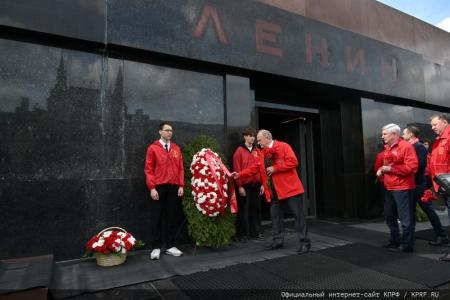 Возложение цветов к Мавзолею В.И. Ленина в 154-ю годовщину со Дня его рождения. Видео