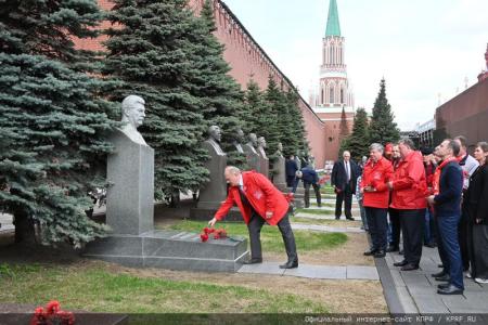 Возложение цветов к Мавзолею В.И. Ленина в 154-ю годовщину со Дня его рождения. Видео