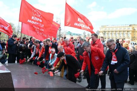 Возложение цветов к Мавзолею В.И. Ленина в 154-ю годовщину со Дня его рождения. Видео