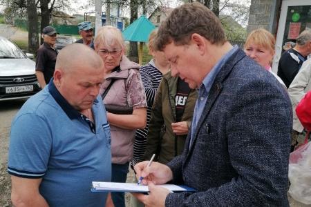 Самарские коммунисты передали гуманитарную помощь жителям села Заливное, пострадавшим от паводка