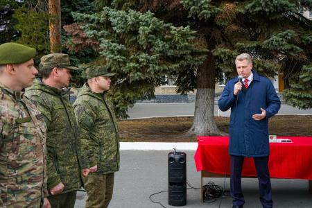 Коммунисты Свердловской области передали автобус ПАЗ воинам 228-го гвардейского мотострелкового Ленинградско-Павловского Краснознамённого полка, дислоцирующегося в Екатеринбурге