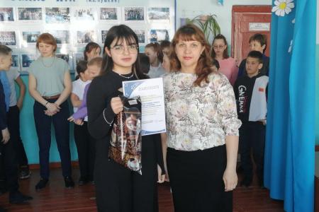 Депутат от КПРФ Заксобрания Забайкалья Елена Титова наградила призёров школьного конкурса «Мой космос»