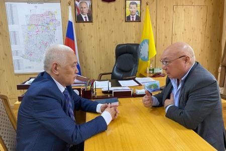 Рабочая поездка вице-спикера парламента Калмыкии Николая Нурова в Лаганский и Черноземельский районы