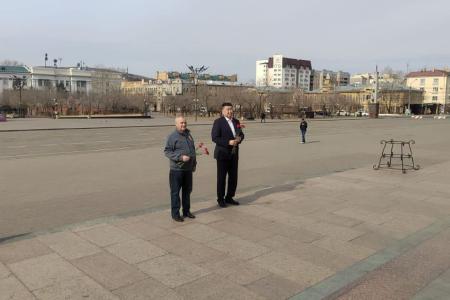 Депутат Госдумы РФ Вячеслав Мархаев и лидер коммунистов Забайкалья Юрий Гайдук возложили цветы к памятнику Ленину в Чите
