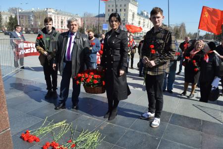 Алтайский край. Барнаульские коммунисты возложили цветы к памятнику В.И. Ленину