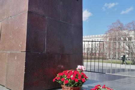Алтайский край. Барнаульские коммунисты возложили цветы к памятнику В.И. Ленину