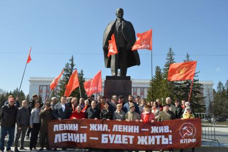 Алтайский край. Барнаульские коммунисты возложили цветы к памятнику В.И. Ленину