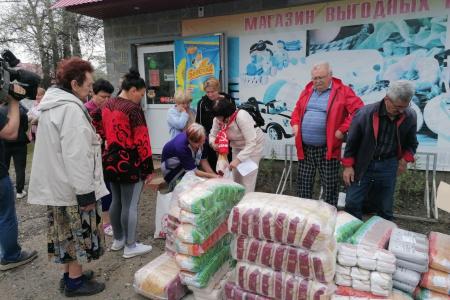 Самарские коммунисты передали гуманитарную помощь жителям села Заливное, пострадавшим от паводка