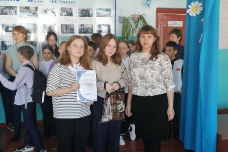 Депутат от КПРФ Заксобрания Забайкалья Елена Титова наградила призёров школьного конкурса «Мой космос»