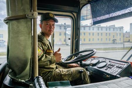 Коммунисты Свердловской области передали автобус ПАЗ воинам 228-го гвардейского мотострелкового Ленинградско-Павловского Краснознамённого полка, дислоцирующегося в Екатеринбурге