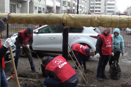 Саратовские коммунисты верны традициям коммунистических субботников