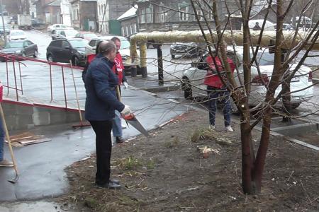 Саратовские коммунисты верны традициям коммунистических субботников