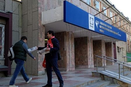 Саратов. Партийная работа у заводской проходной