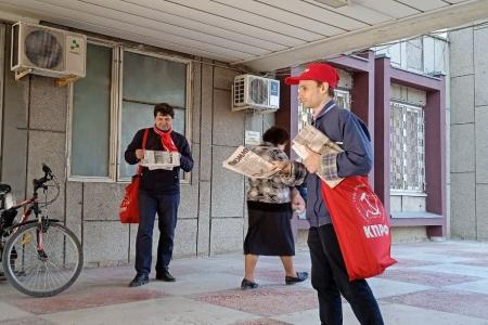 Саратов. Партийная работа у заводской проходной
