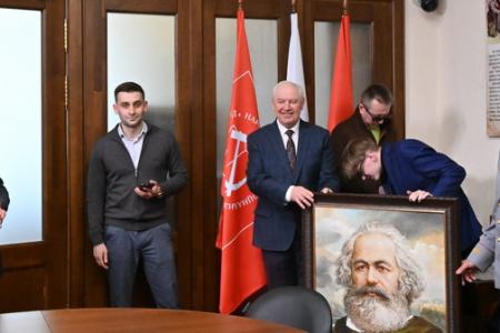 Ветеранские организации подарили Г.А. Зюганову портрет Карла Маркса