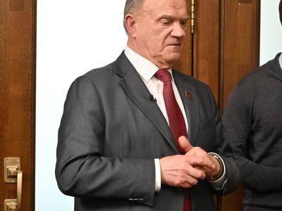 Ветеранские организации подарили Г.А. Зюганову портрет Карла Маркса