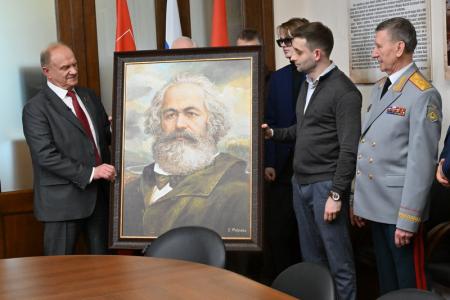 Ветеранские организации подарили Г.А. Зюганову портрет Карла Маркса