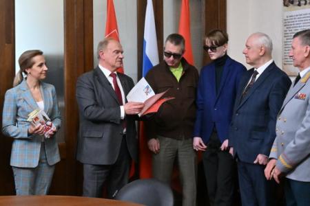 Ветеранские организации подарили Г.А. Зюганову портрет Карла Маркса