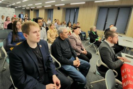 Депутат-коммунист Тамара Казанцева приняла участие в заседании языкового клуба в Тюменском медуниверситете