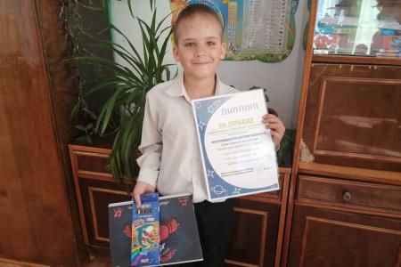 Депутат от КПРФ Заксобрания Забайкалья Елена Титова наградила призёров школьного конкурса «Мой космос»