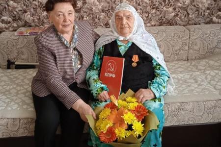 Лидер коммунистов Тюменской области Тамара Казанцева поздравила со 100-летием ветерана труда Тахию Шаркизянову