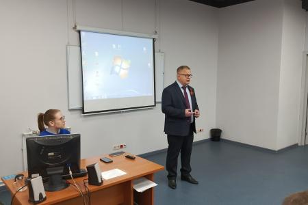Руководитель фракции КПРФ в Мособлдуме Александр Наумов поздравил студентов МФЮИ с Днем Победы