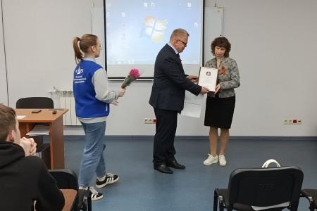 Руководитель фракции КПРФ в Мособлдуме Александр Наумов поздравил студентов МФЮИ с Днем Победы