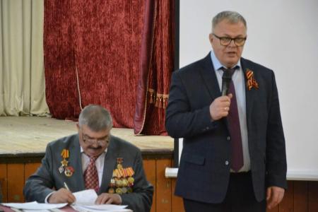 Руководитель фракции КПРФ в Мособлдуме Александр Наумов поздравил с Днем Победы детей войны в Кашире