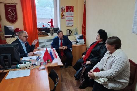 Руководитель фракции КПРФ в Мособлдуме Александр Наумов провел прием граждан в Кашире