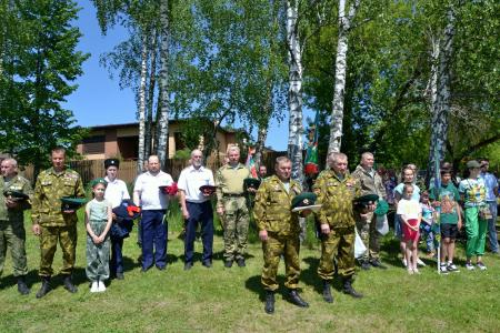 По поручению руководителя фракции КПРФ в Мособлдуме Александра Наумова в Озёрах поздравили ветеранов-пограничников