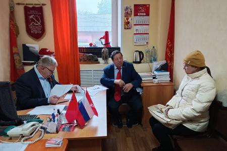 Руководитель фракции КПРФ в Мособлдуме Александр Наумов провел прием граждан в Кашире