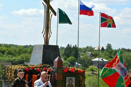 По поручению руководителя фракции КПРФ в Мособлдуме Александра Наумова в Озёрах поздравили ветеранов-пограничников