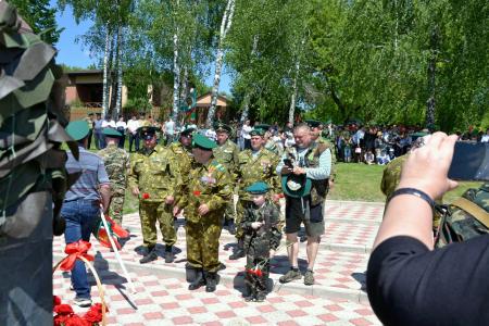 По поручению руководителя фракции КПРФ в Мособлдуме Александра Наумова в Озёрах поздравили ветеранов-пограничников