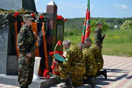 По поручению руководителя фракции КПРФ в Мособлдуме Александра Наумова в Озёрах поздравили ветеранов-пограничников