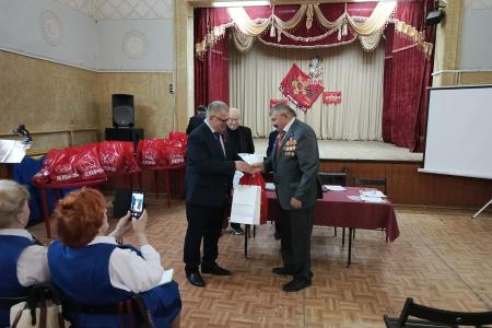 Руководитель фракции КПРФ в Мособлдуме Александр Наумов поздравил с Днем Победы детей войны в Кашире