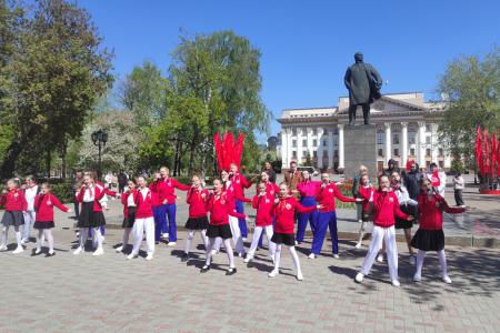 В центре Тюмени прошёл смотр строя и песни, посвящённый Дню пионерии