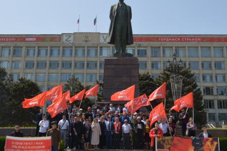 Дагестанские коммунисты провели шествие, посвященное празднику Международной солидарности трудящихся