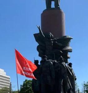 Депутаты от КПРФ в Москве прошли под Красным знаменем по улицам города