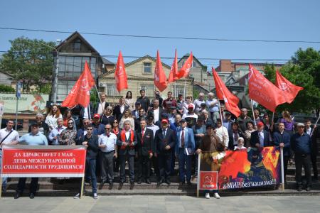 Дагестанские коммунисты провели шествие, посвященное празднику Международной солидарности трудящихся