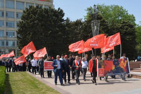 Дагестанские коммунисты провели шествие, посвященное празднику Международной солидарности трудящихся