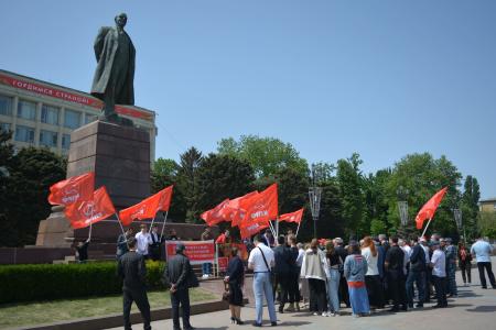 Дагестанские коммунисты провели шествие, посвященное празднику Международной солидарности трудящихся