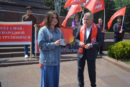 Дагестанские коммунисты провели шествие, посвященное празднику Международной солидарности трудящихся