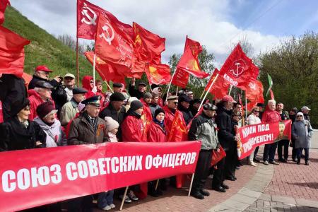 Коммунисты Чувашии отметили 9 Мая возложением цветов к воинским мемориалам