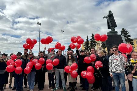 Санкт-Петербург. Коммунисты пришли к памятнику Ленину на Первомай