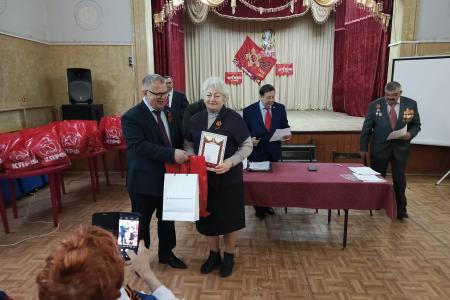 Руководитель фракции КПРФ в Мособлдуме Александр Наумов поздравил с Днем Победы детей войны в Кашире