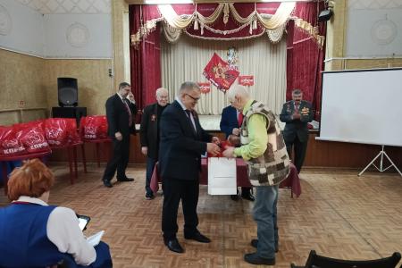 Руководитель фракции КПРФ в Мособлдуме Александр Наумов поздравил с Днем Победы детей войны в Кашире