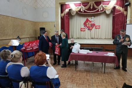 Руководитель фракции КПРФ в Мособлдуме Александр Наумов поздравил с Днем Победы детей войны в Кашире