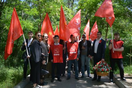 Дагестан. Возложение цветов на День Победы в Махачкале: дань уважения героям и сохранение памяти о войне