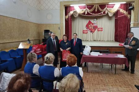 Руководитель фракции КПРФ в Мособлдуме Александр Наумов поздравил с Днем Победы детей войны в Кашире