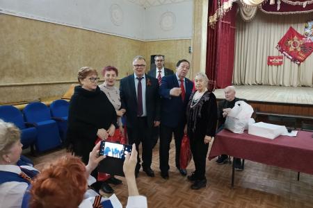 Руководитель фракции КПРФ в Мособлдуме Александр Наумов поздравил с Днем Победы детей войны в Кашире